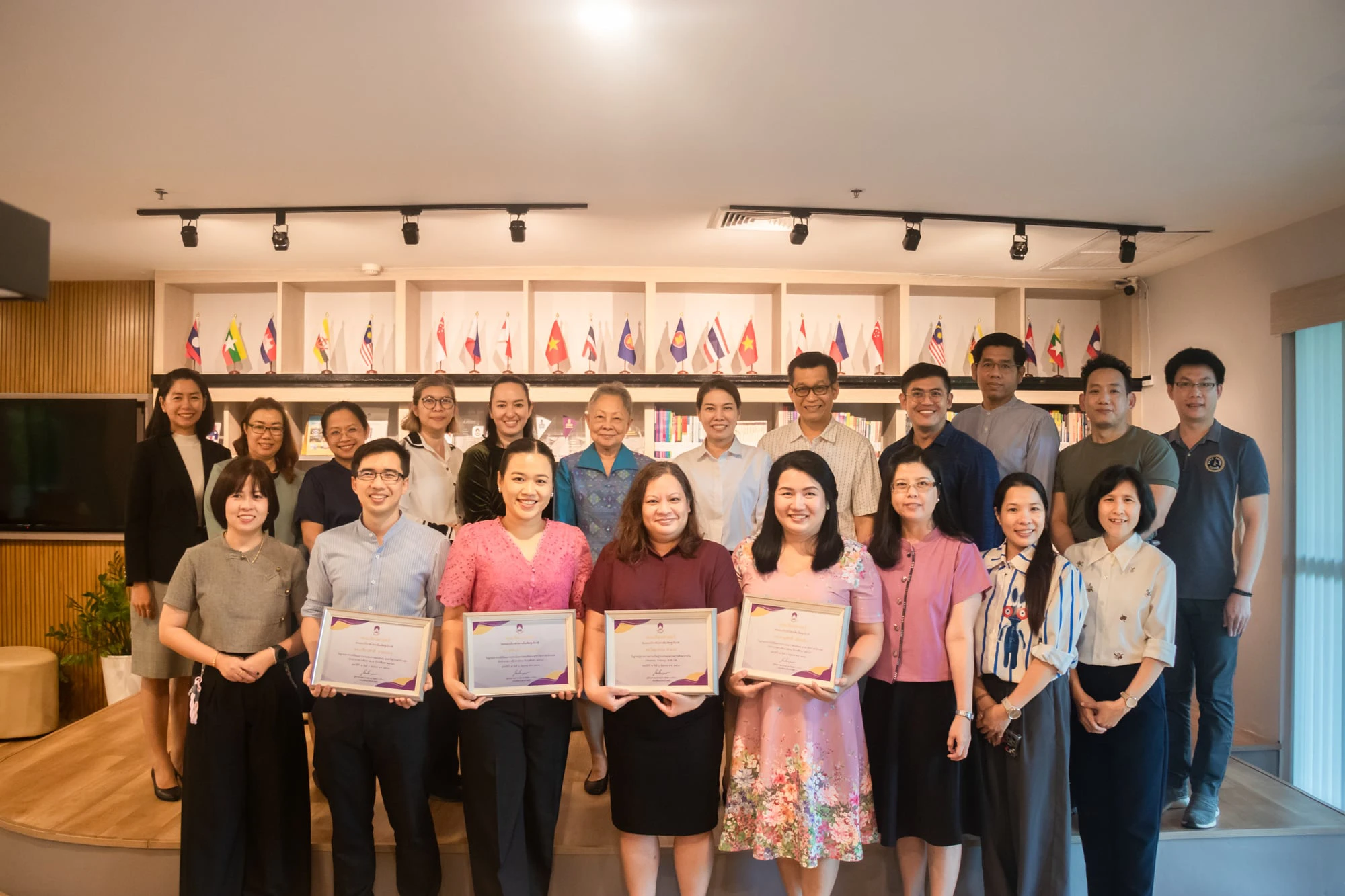 คณะศิลปศาสตร์มอบรางวัลให้กับบุคลากรที่มีผลการดำเนินงานดีเด่น ประจำปีการศึกษา 2568 (เพิ่มเติม)