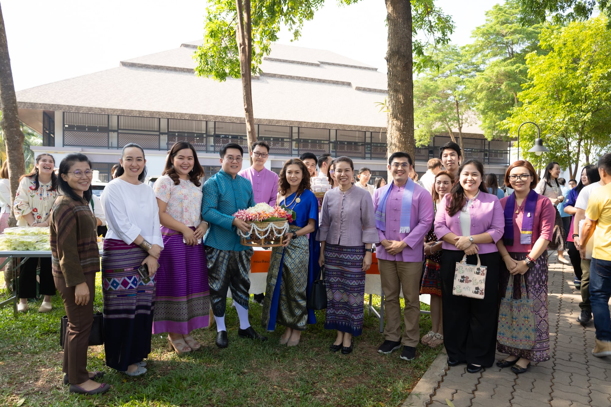 คณะศิลปศาสตร์ เข้าร่วมพิธีสระเกล้าดำหัวอธิการบดี และผู้อาวุโส เนื่องในประเพณีสงกรานต์มหาวิทยาลัยพะเยา ประจำปี ๒๕๖๘
