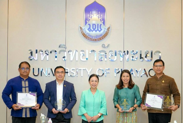 คณะศิลปศาสตร์ มหาวิทยาลัยพะเยา ได้รับโล่ประกาศเกียรติคุณ อันดับ 1 ส่วนงานที่ส่งเสริมการขอรับรองระดับอาจารย์มืออาชีพ (UP-PSF)